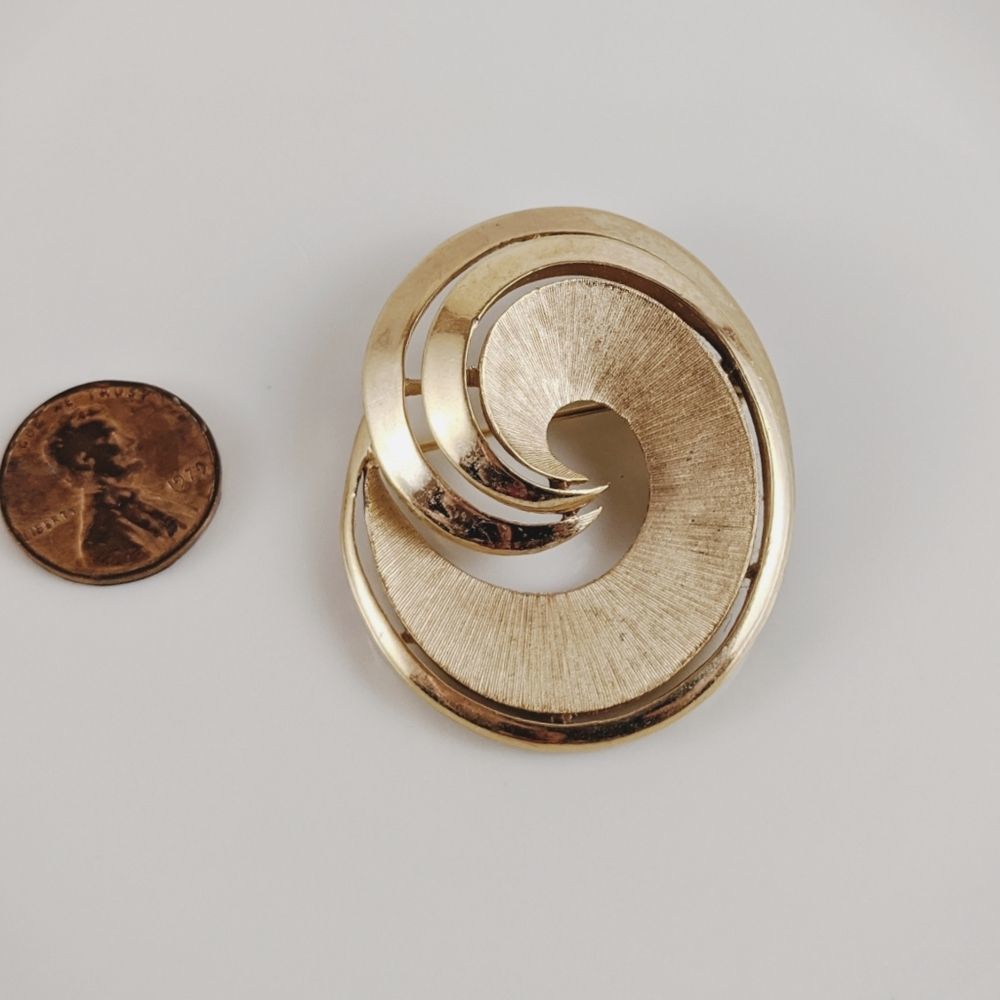 Vintage Trifari Gold Tone Ribbon Swirl Brooch 32$